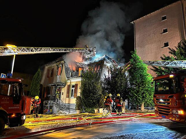 Ein Wohnhaus geriet in Neuhausen am Rheinfall in der Nacht auf Sonntag, 3. November, in Brand. Bereits beim Eintreffen der Feuerwehr ...