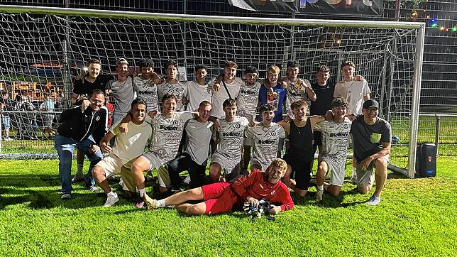Eine Menge Spaß hatte die Mannschaft Bandolieros Kollnau beim Elfmeter-Cup in Riedböhringen am Freitagabend auf dem Sportgelände. Sie ...