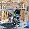 Holzbrücke frei für Radfahrer: Zwei französische Fahrradtouristen zählen zu den ersten, die die neue Zimmerer Holzbrücke überqueren ...