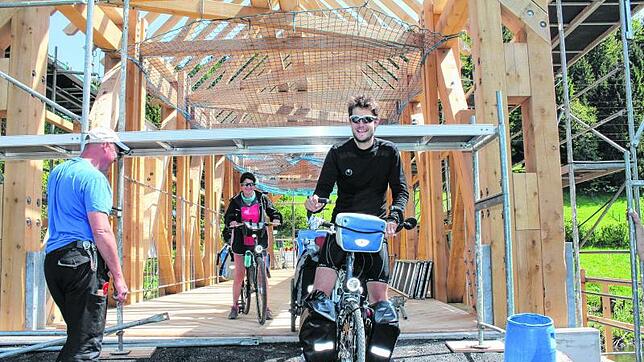 Holzbrücke frei für Radfahrer: Zwei französische Fahrradtouristen zählen zu den ersten, die die neue Zimmerer Holzbrücke überqueren ...