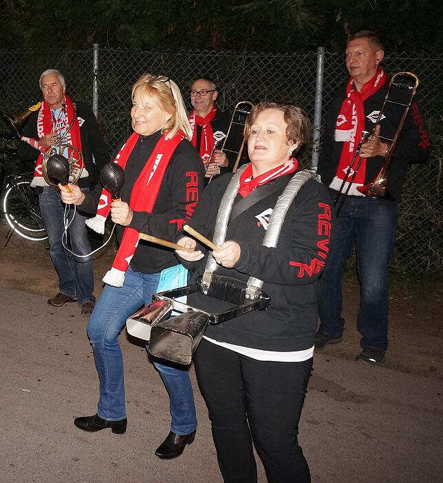 Wahlparty: Die Waldstadtfäger Revival bringen die ausgelassene Stimmung der Wahlsieger mit ihrer Musik noch mehr auf Touren.
