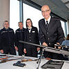 Geschmuggelte Waffen präsentieren Hauptzollamtsleiter Kai Dade, seine Stellvertreterin Bertine Geyer, Siegfried Schaub und Markus Beck ...