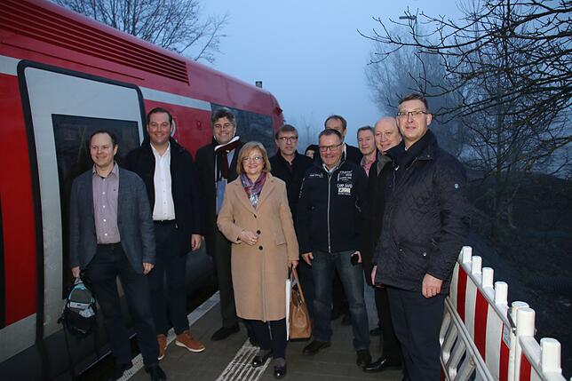 Prominent besetzt war der erste Zug, der von Waldshut bis nach Stühlingen fuhr. Von links: Heiko Fokken (Nahverkehrsgesellschaft ...