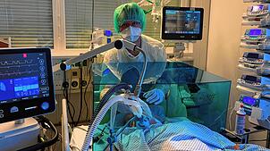 Um das Ansteckungsrisiko zu verringern, haben Ärzte der Helios Klinik Rottweil eine Konstruktion entwickelt, mit der Patienten sicherer ...