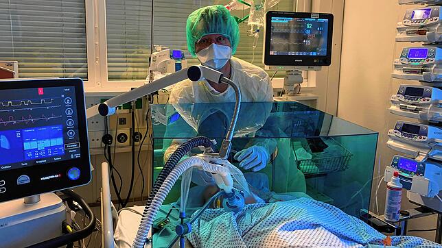Um das Ansteckungsrisiko zu verringern, haben Ärzte der Helios Klinik Rottweil eine Konstruktion entwickelt, mit der Patienten sicherer ...