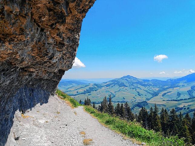 Bild 9: Normalerweise überrennen Touristen das Berggasthaus Aescher, doch wie sieht es dort jetzt aus? Wir nehmen Sie mit auf eine Wanderung