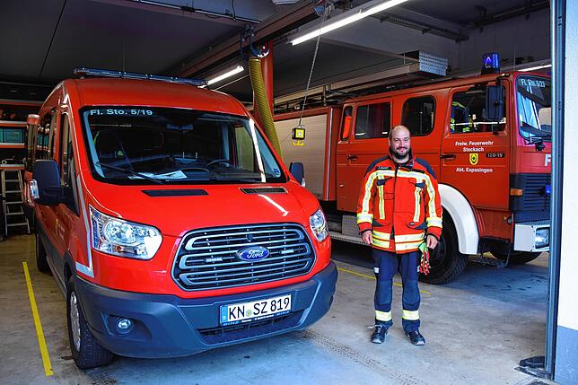 Julian Schmitt, Abteilungskommandant der Feuerwehr Espasingen, mit den Espasinger Feuerwehr-Fahrzeugen.