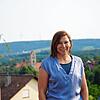 Denise Homburger neben ihrem Haus im Neubaugebiet Ob den Häusern in der Hohenkrähenstraße in Tengen. Im Hintergrund kann man den ...