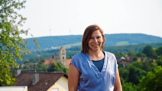Denise Homburger neben ihrem Haus im Neubaugebiet Ob den Häusern in der Hohenkrähenstraße in Tengen. Im Hintergrund kann man den ...