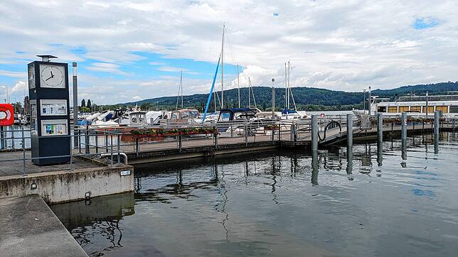 Die Stufen am Hafen geraten zunehmend unter Wasser.
