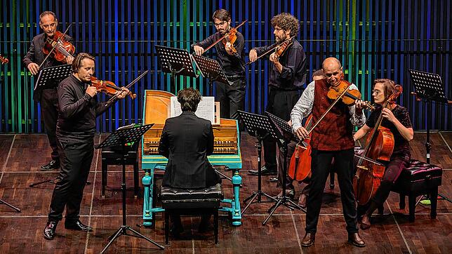 Gabetta Consort und Gilles Apap bei ihrem Auftritt im Strawinsky Saal. Die Kosten im Verhältnis zur Anzahl der Zuschauer sorgen für Kritik.