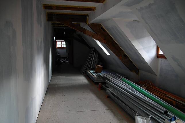 Alte Wände, keine Dämmung, keine moderne Elektrik: An einigen Orten sieht man, wie viel es im Schloss noch zu tun gibt – besonders hier ...
