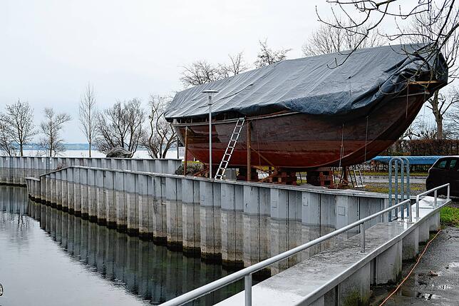 Den Winter über liegt die Lädine abgedeckt neben dem Helmsdorfer Hafen.