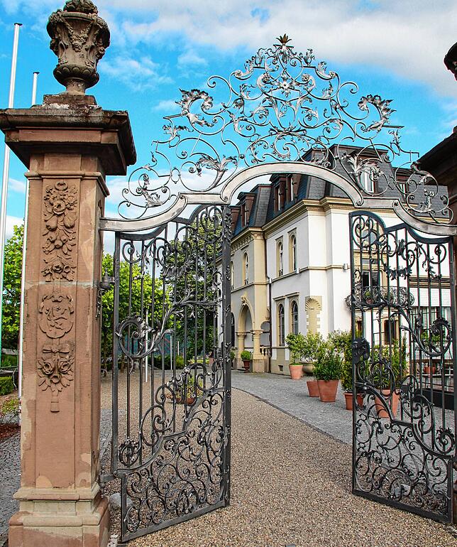 Das Laufenburger Schlössle (Bild) wurde wohl vom selben Architekten gestaltet wie auch das Wohn- und Geschäftsgebäude der Bäckerei Hahn.