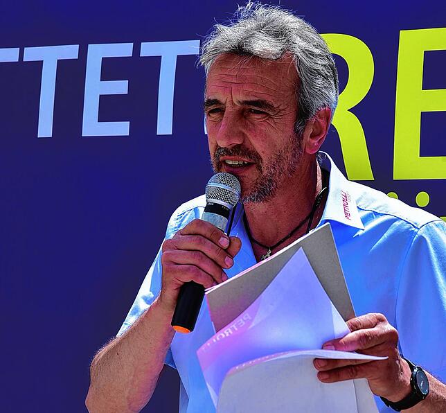 Busunternehmer Dieter Petrolli aus Fischbach zeichnet die dramatische Situation für Busunternehmen auf. „Die Busse stehen sich die ...