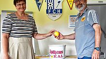 Los-Glück: Spielleiterin Kerstin Vetter (SV Jestetten) und Andreas Kornprobst (SC Minseln), neuer Integrationsbeauftragter des Bezirks ...