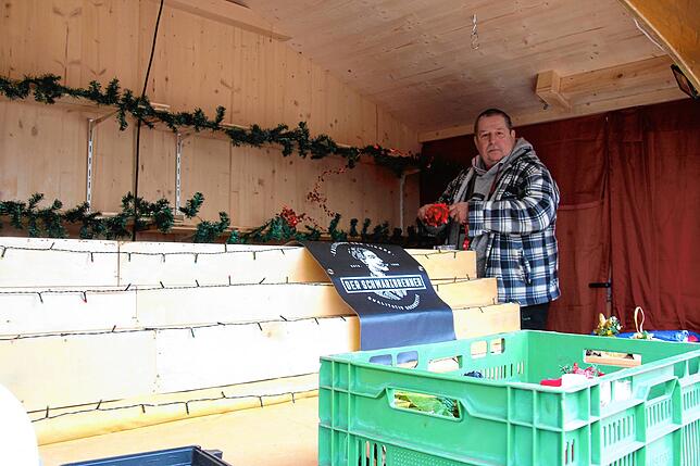 Marktbeschicker Gustav Robertzig nimmt die Weihnachtsdeko von seiner Hütte ab.