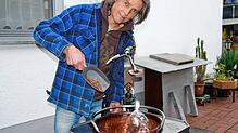 Stefan Kronenbitter ist sonst mit seinen gebrannten Mandeln auf dem Singener Weihnachtsmarkt. Doch dieses Jahr hat er sich dazu ...