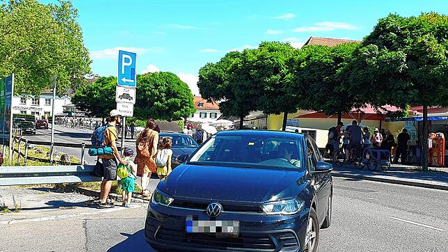 Problemzone Fähreparkplatz Meersburg: An der Einfahrt treffen Autofahrer, Radler und Fußgängergruppen aufeinander.