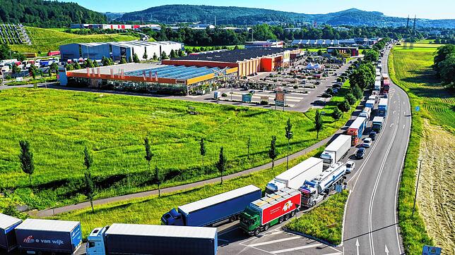Immer wieder Stau vor dem Obi-Kreisel in Richtung Waldshut: Für Pendler ist der tägliche Weg zur Arbeit und die damit verbundene ...