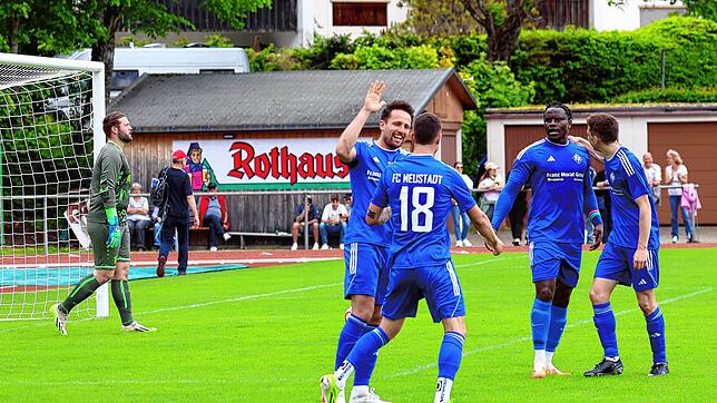 Die Neustädter Kicker durften sich am vergangenen Sonntag über den Verbleib in der Landesliga freuen. Dies sorgte nicht nur im dortigen ...