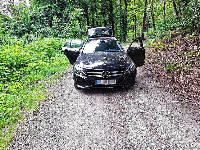 Mit einem vollbeladenen Mercedes Kombi war der Mann in den Wald gefahren, um seinen Unrat neben dem Weg im Unterholz zu entsorgen.