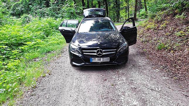 Mit einem vollbeladenen Mercedes Kombi war der Mann in den Wald gefahren, um seinen Unrat neben dem Weg im Unterholz zu entsorgen.