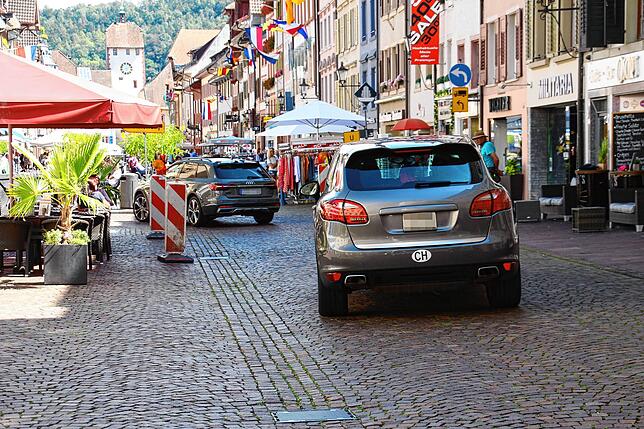 Der Verkehr rollt auf etwa 50 Metern durch die Kaiserstraße. Dabei kommt es auch zu Begegnungen mit Fußgängern.