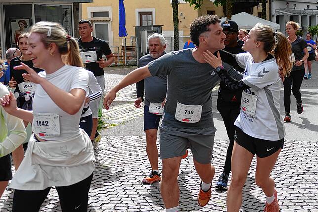 Bild 8: Donaueschingen schnürt die Laufschuhe. Schutzengellauf für den guten Zweck bringt 11000 Euro ein.