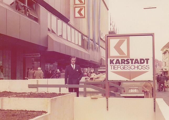 Helmut Wessendorf vor der Karstadt-Filiale in der August-Ruf-Straße, wo damals noch ein Abgang zum Untergeschoss war.