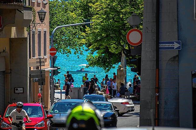 Uferpromenade und Stadt sind gut gefüllt in Überlingen.