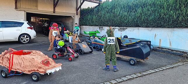Tollkühne große und kleine Narren nicht in fliegenden, aber in sausenden Kisten.