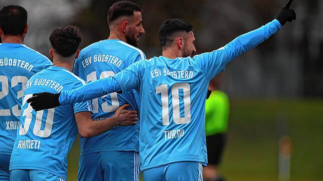 Ahmet Turan (rechts) traf zweimal beim 4:1-Erfolg des ESV Südstern Singen über den FC Bodman-Ludwigshafen.