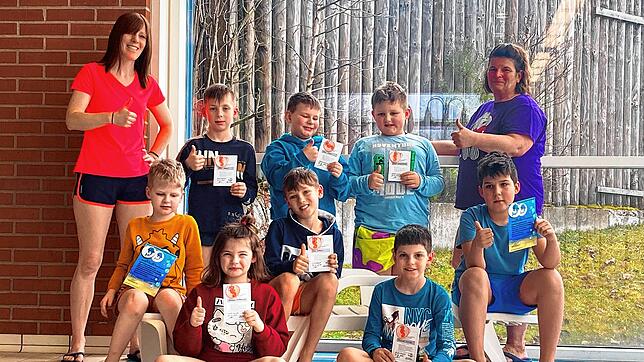 Die beiden Klassenlehrerinnen Kathrin Thiele (links) und Edith Stallmann (rechts) freuen sich mit den Kindern, dass sie die Abzeichen ...
