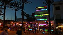 Entlang der Bierstraße am Strand von Arenal locken Bars und Lokale auch viele Partywillige an.