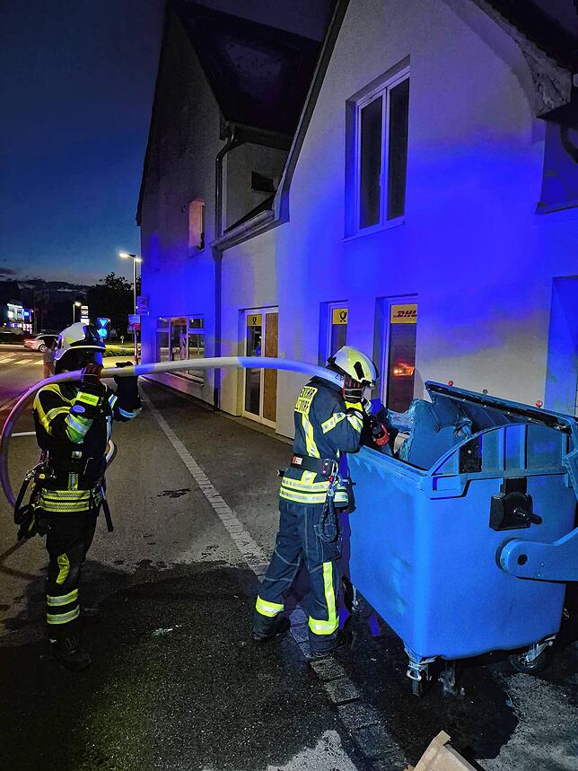 Auch bei der Postfiliale an der Konrad-Heilig-Straße geht eine Tonne in Flammen auf. Der Brand kann aber schnell gelöscht werden.