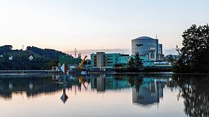 Das Schweizer Atomkraftwerk Beznau ist wegen warmen Flusswassers teils abgeschaltet.