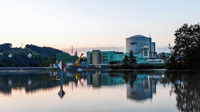 Das Schweizer Atomkraftwerk Beznau ist wegen warmen Flusswassers teils abgeschaltet.