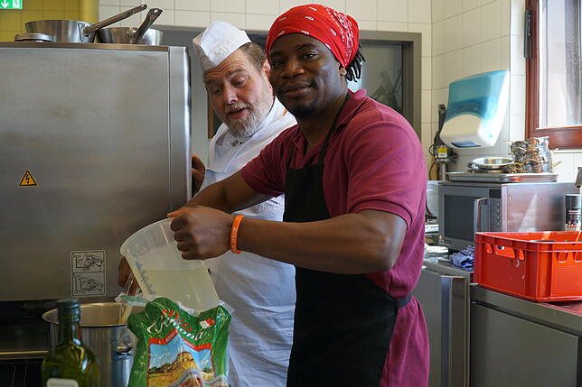 Kochen ist seine Leidenschaft: Der 24-jährige Bakary Kambi aus Gambia hofft, dass er seine Ausbildung im Fohrenhof in Unterkirnach ...