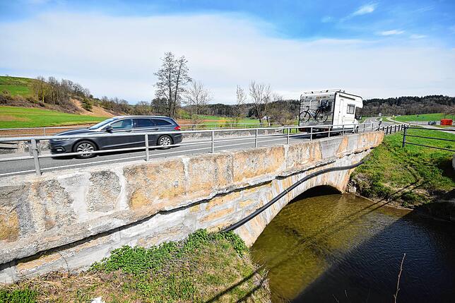 Diese Brücke ist bald Geschichte. Sie ist rund 150 Jahre alt und wird durch einen neuen Stahlbeton-Bau ersetzt.