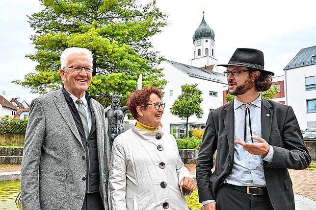 Unterwegs in Laiz, hier zur Bundestagswahl: Winfried Kretschmann mit seiner Ehefrau Gerlinde und Sohn Johannes.