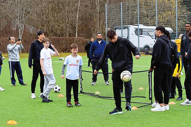 Bild 27: So machen die Profis des VfB Stuttgart den Patienten der Nachsorgeklinik Tannheim große Freude