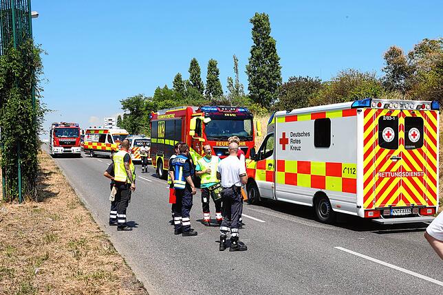 Beträchtlicher Einsatz von Blaulichtorganisationen: Feuerwehr, Polizei und Rotes Kreuz kümmern sich um Aktivisten, Verkehr und Autofahrer.
