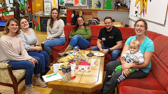Sie laden zum Eltern-Café, zum Austausch, Kennenlernen oder Information in Sachen soziale Medien (von links): Angelika Göpper, Marina ...