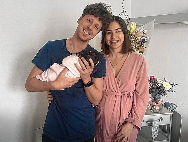 Die glücklichen Eltern präsentieren ihr Baby auf dem Social-Media-Kanal Instagram.