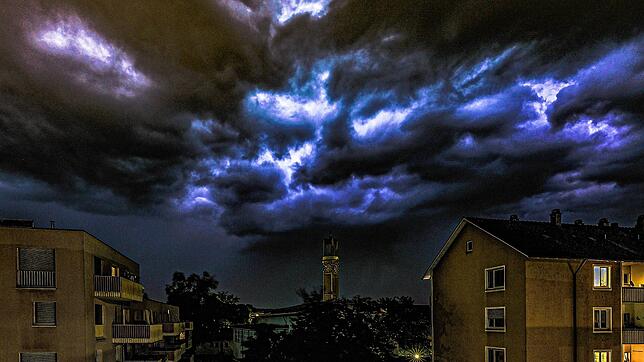 Für Fotografen bot das Unwetter am Montag die Gelegenheit für besondere Schnappschüsse. Dieser gelang SÜDKURIER-Leser Bernd Kunkel von ...