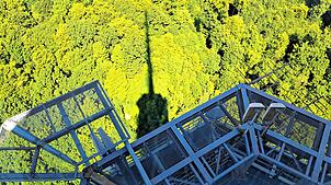 Der Schatten der Chrischona Turmspitze zeigt seine immense Größe.