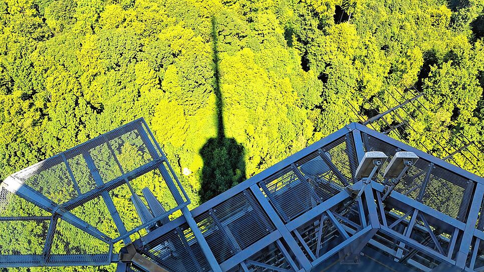 Der Schatten der Chrischona Turmspitze zeigt seine immense Größe.