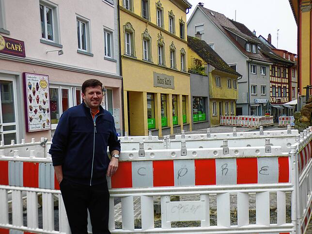 Jens Ortolf, bei der Stadtverwaltung für Jahrmarkt und Krämermarkt zuständig, muss aufgrund der Baustellen in der Innenstadt bei der ...