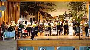 Die lustigen Schwaben zaubern beim Heimattreffen Erinnerungen mit Bildern, Gedichten, Liedern, Tänzen das damalige Leben der Banater ...